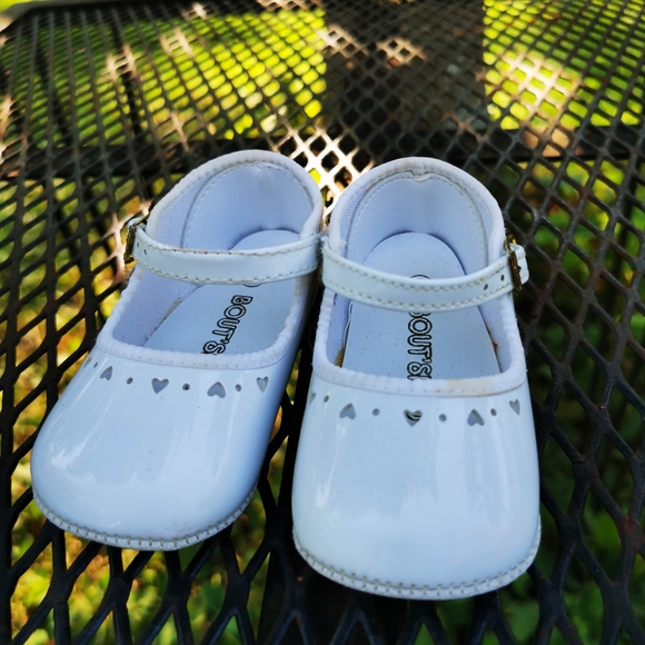 Vintage Zeddy White Faux Patent Leather Baby Shoes with Heart Cut Outs ~ Size 3 - Picture 2 of 16